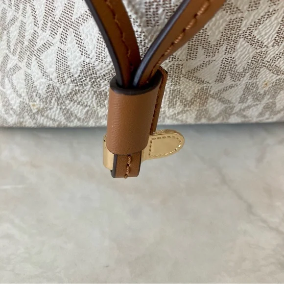 Michael Kors Voyager Tote in vanilla and acorn colors - Picture 8 of 15